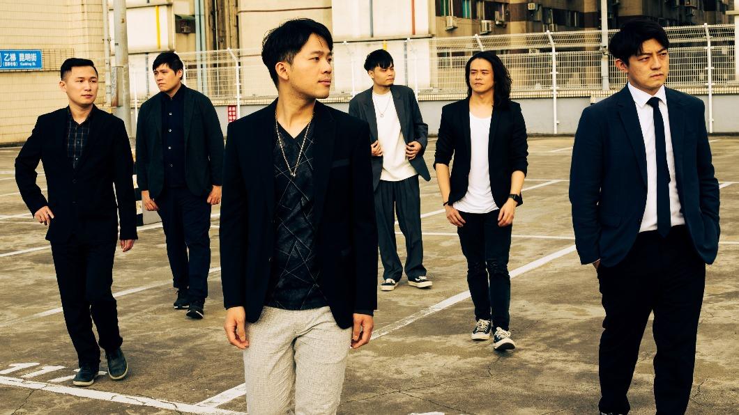 由鍵盤手Yelo(左起)、貝斯手雪碧及主唱JoJo、Hank、鼓手小二、吉他手柏安組成的樂團SDN Band,團員雖然都是社會人士,但對音樂有著熱忱。(圖/無限志娛樂提供)