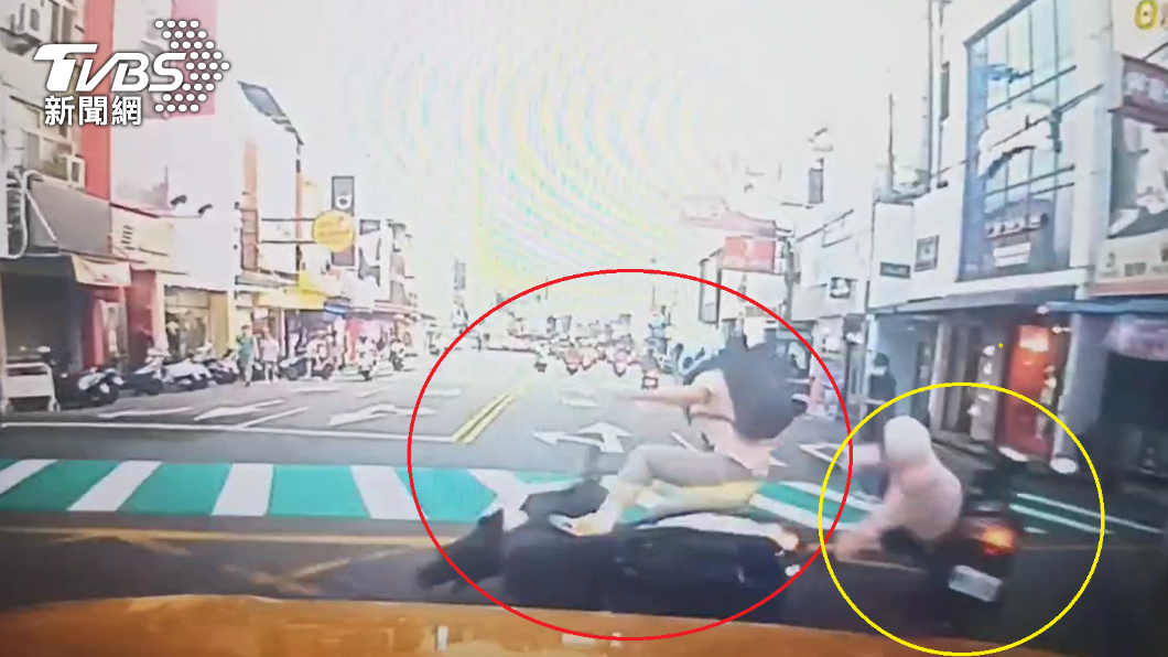女騎士禮讓行人慘遭「追尾」　2人路口噴飛後車傷比前車重