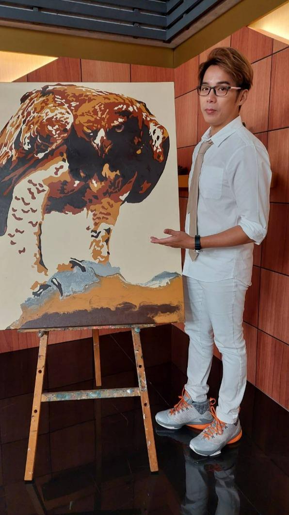 陳子強養傷期間重拾畫筆,並接觸公益,並成功舉辦個人畫展。(圖/年代提供)