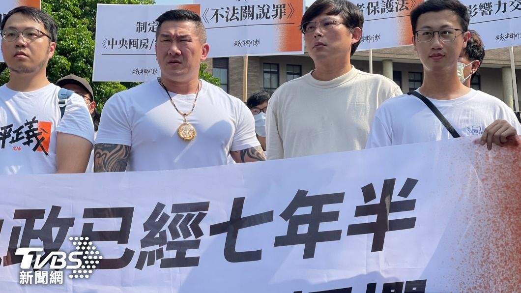 館長（陳之漢）、前立委黃國昌今（21）日赴行政院召開「執政已經七年半，民進黨別再擺爛」記者會。（圖／潘建樺攝）