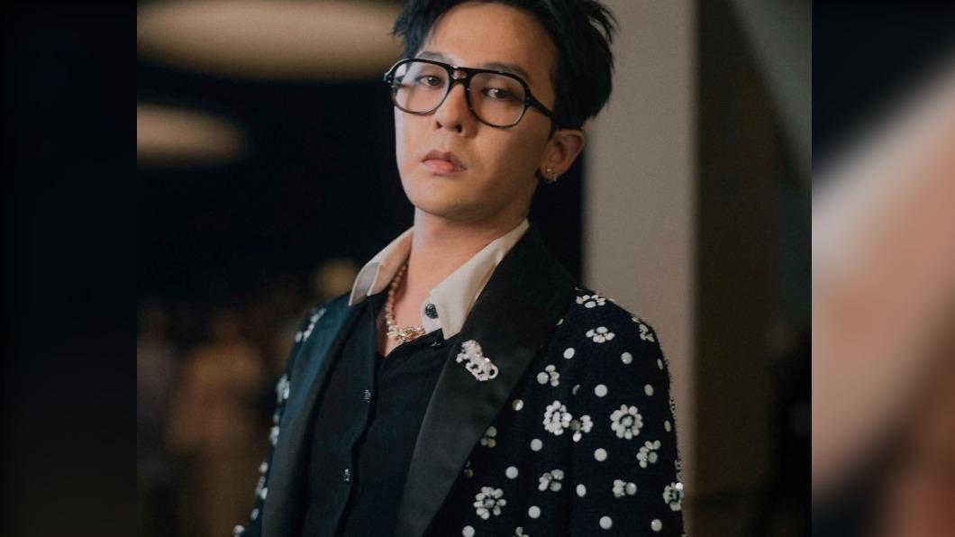近年來GD已很少出現在舞台上表演,但在時尚圈仍發展活躍。(圖/翻攝自IG@xxxibgdrgn)