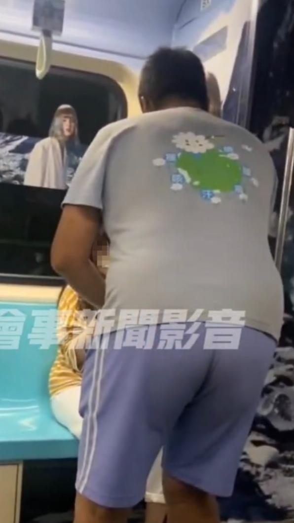 借錢哥不斷搭訕車內乘客。(圖/翻攝自社會事新聞影音)