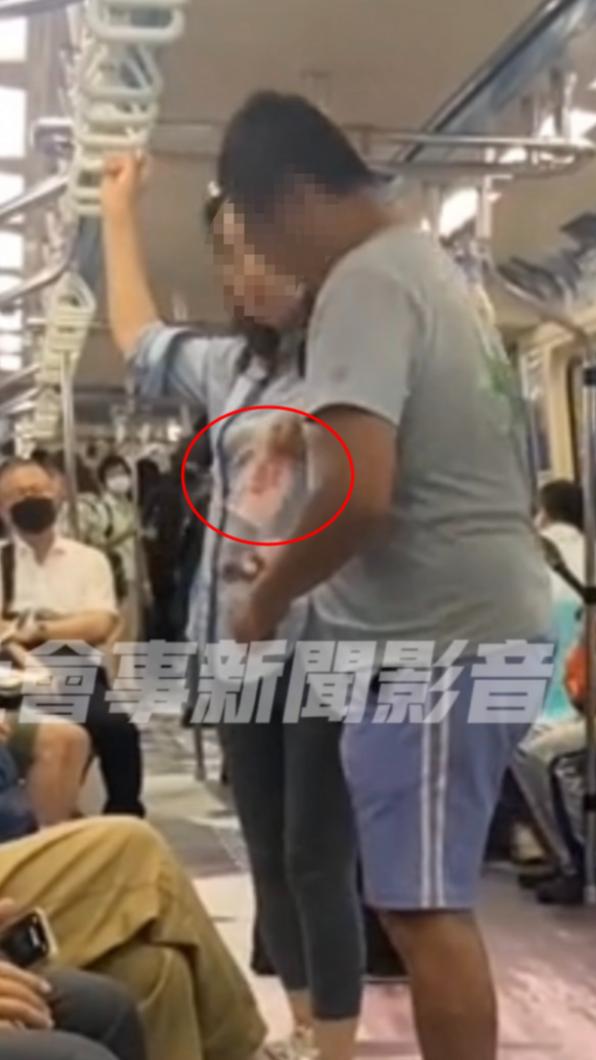一名捲髮婦人給予借錢哥100元後他才離開。(圖/翻攝自社會事新聞影音)