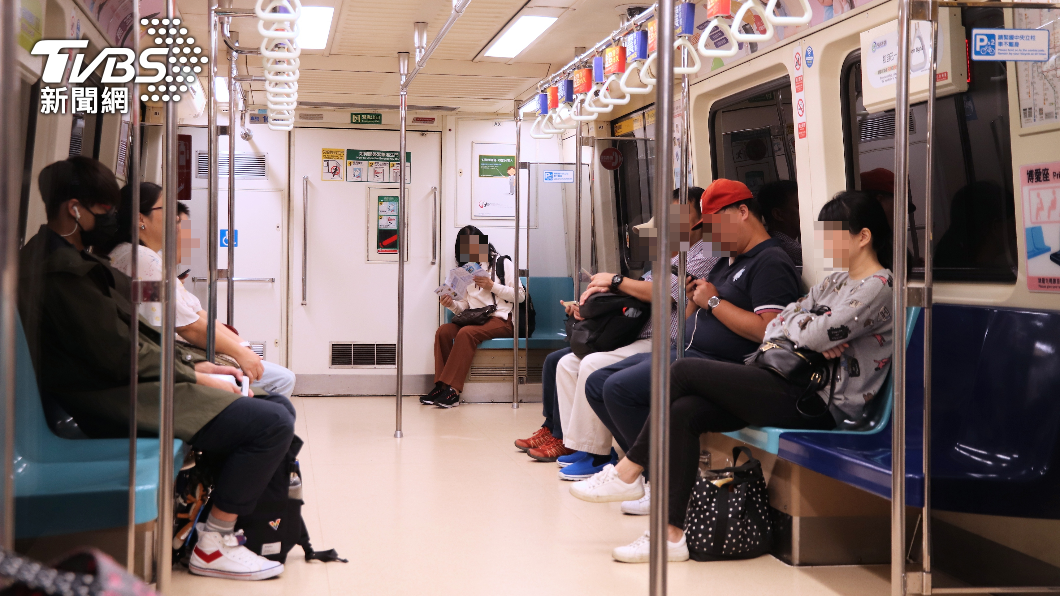 大眾運輸的博愛座頻頻鬧出爭議。(示意圖/shutterstock 達志影像)