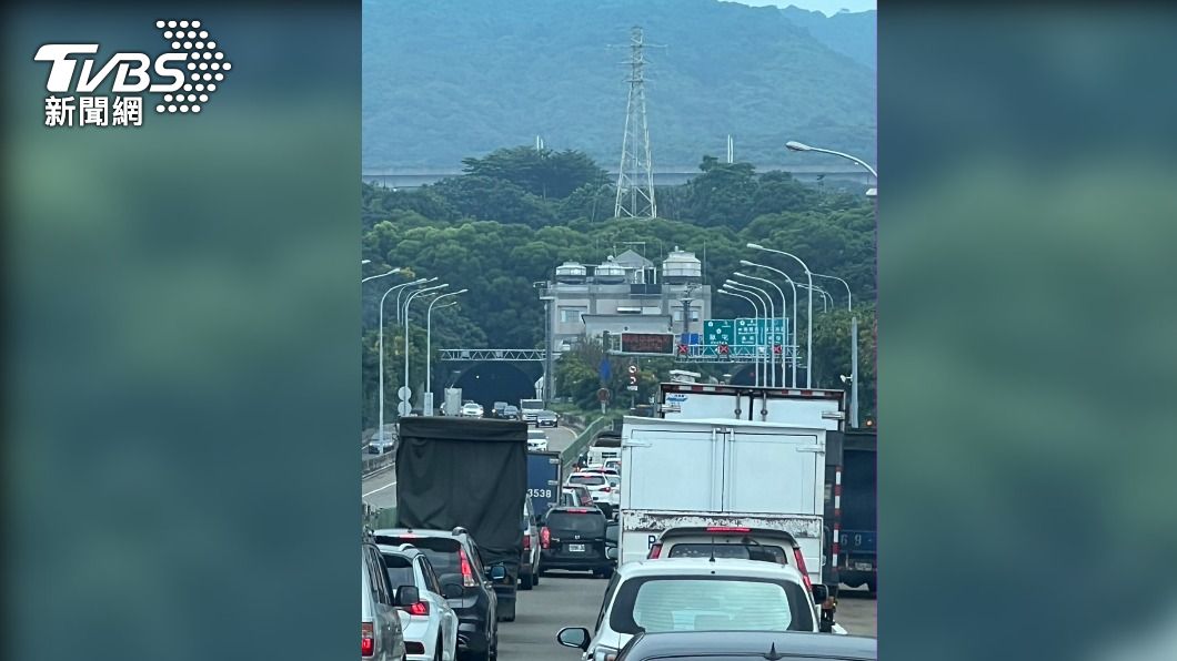 台76八卦山隧道小貨車自撞「鋼條四散」 一度全線封閉
