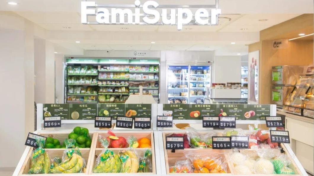 黑色的全家有賣水果等生鮮食品。(圖/翻攝自全家官網)