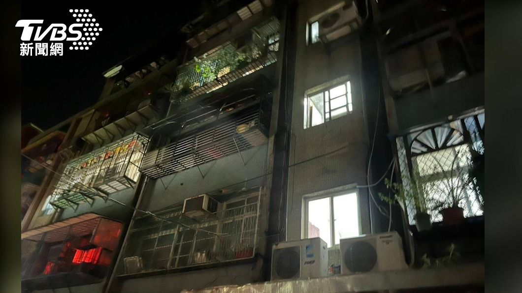 新莊公寓暗夜火警!疑熱水器「碳化」爆炸屋主滅火遭割傷送醫