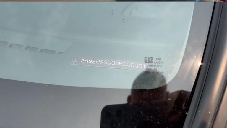 這輛車的VIN碼結尾為0001,意味著它極可能是第一批生產的5代喜美。(圖/翻攝自HondaPro Jason YT)