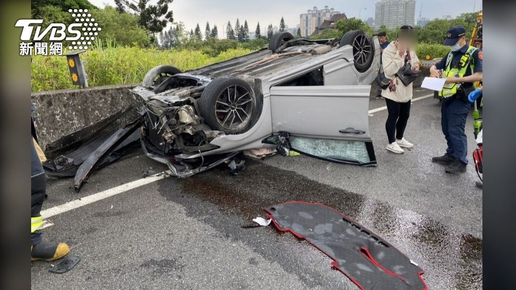 國3新店匝道翻車！轎車過彎失控「四腳朝天」　2乘客命大無傷