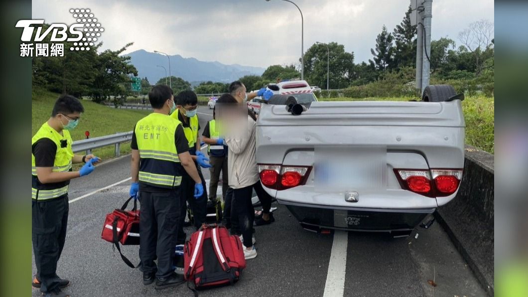 小轎車失控翻覆在匝道上。(圖/TVBS)