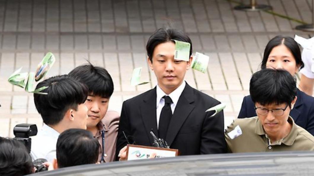 劉亞仁今出庭駁2控訴 民眾撒真鈔「大手筆贊助坐牢」:給你用!