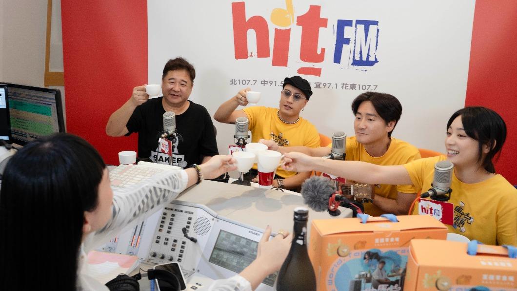 魏如萱讚嘆導演瞿友寧(左1)。(圖/Hit Fm聯播網提供)