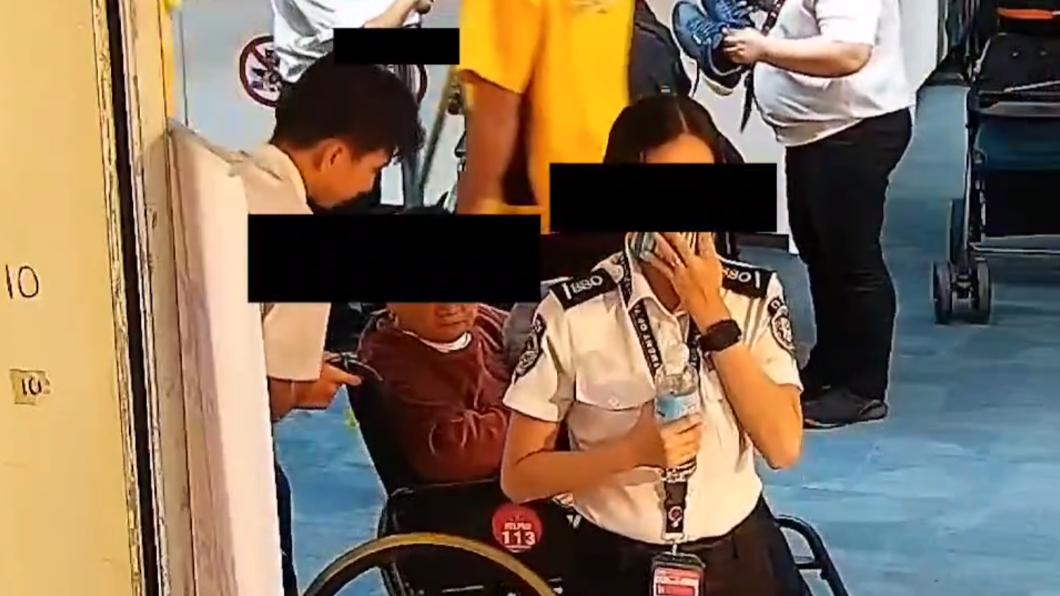 女安檢員還拿出手帕擋住嘴巴。（圖／翻攝自Twitter@cnnphilippines ）