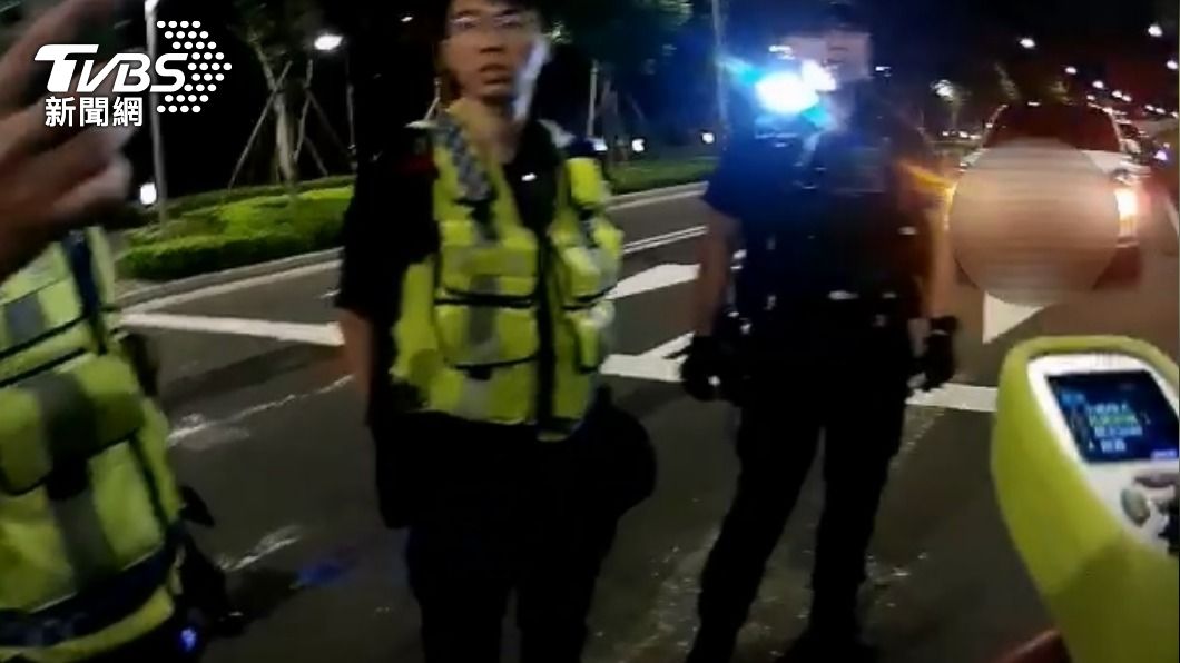 男駕駛表示要拒絕酒測。(圖/TVBS)