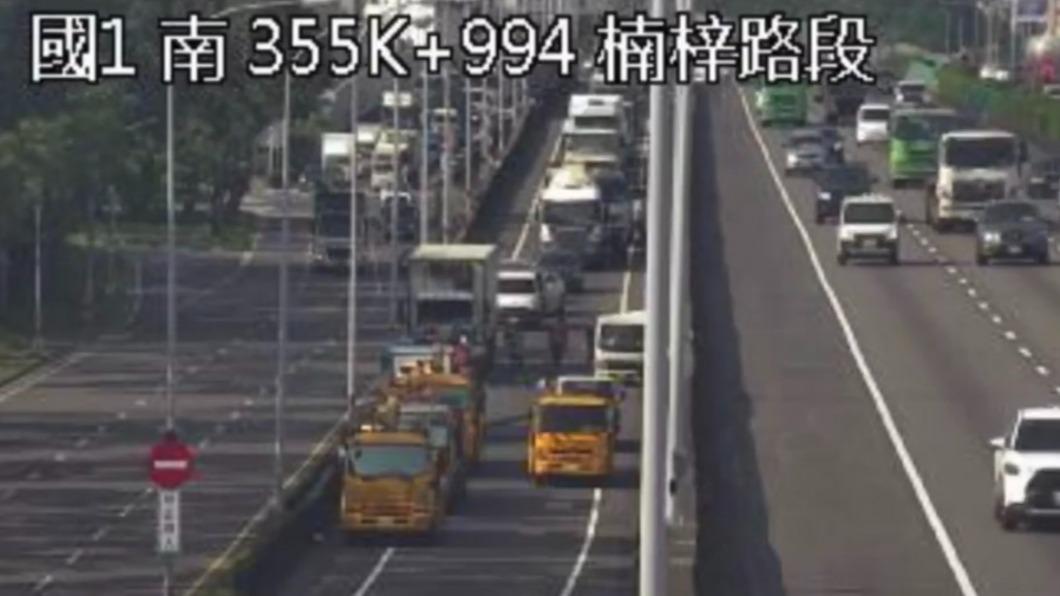 快訊/國1南下楠梓交流道出口「5車追撞」 全線封閉中