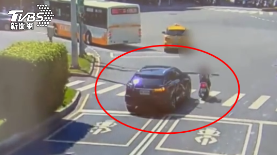 轎車欲右轉,機車欲左轉。(圖/TVBS)