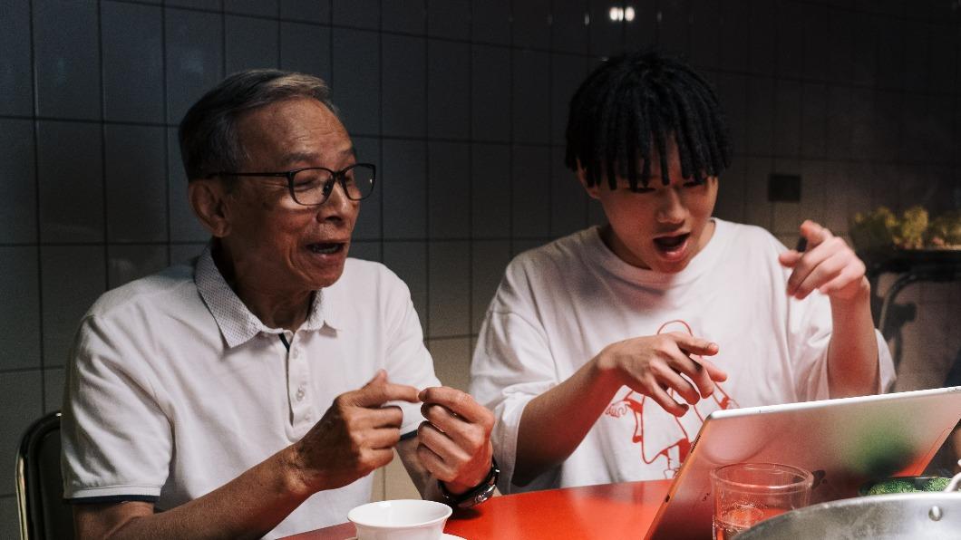 吳念真合體「嘻哈金孫」 自嘲RAP:唸起來像數來寶