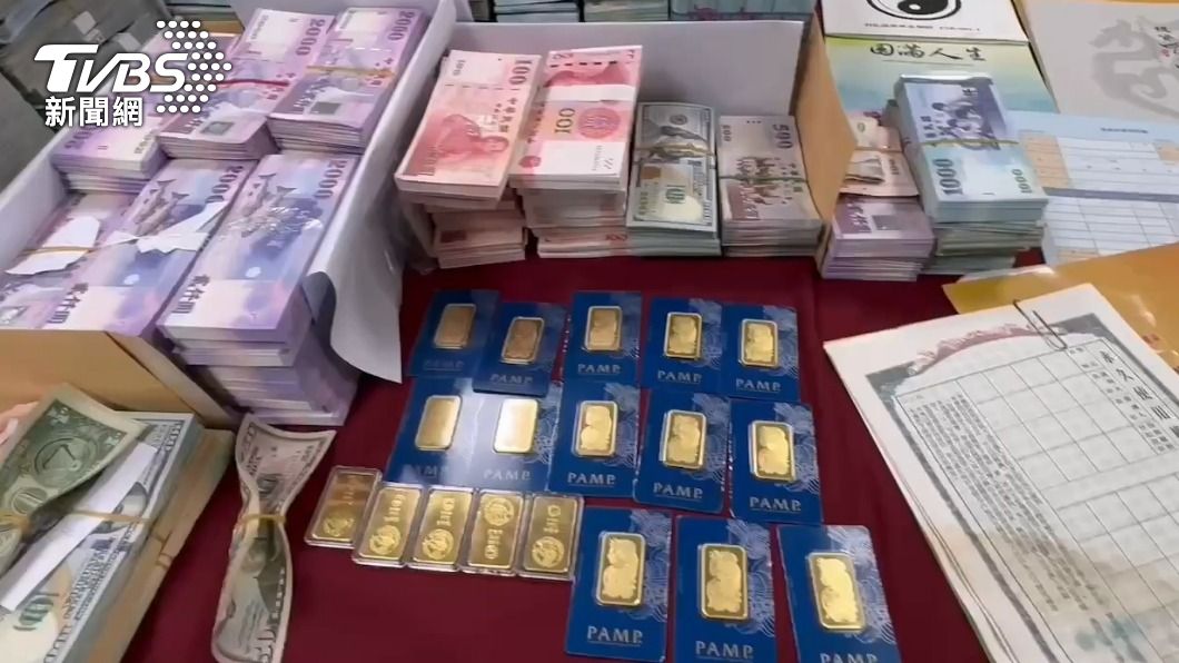 大量鈔票與金塊。（圖／TVBS）