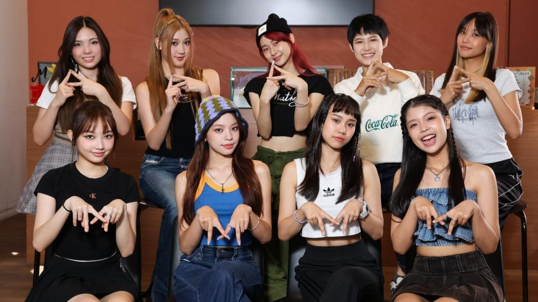 《未來少女》薄荷水晶成員喬薺（後排左起）、晶晶、熙妍、言菱、萩璇、栩栩（下排左起）、粼粼、品妡與丞妘一同接受《TVBS新聞網》專訪。（圖／趙世平攝）