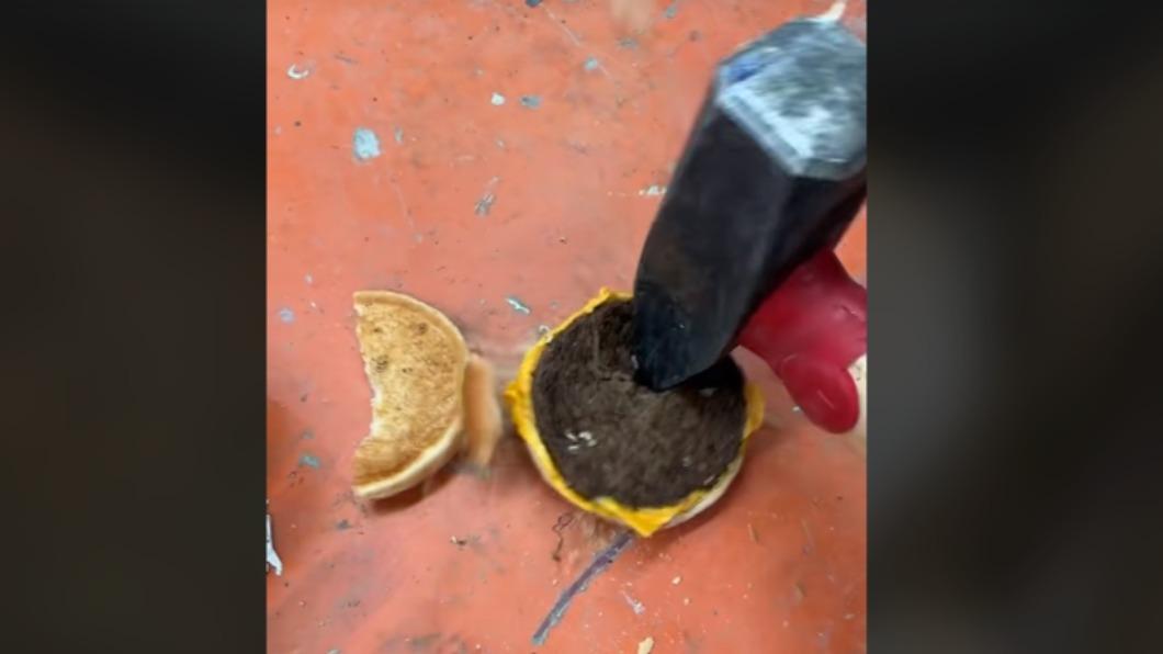 男子拿著鐵鎚對麥當勞漢堡狂敲，沒想到竟碎裂。（圖／翻攝自TikTok）