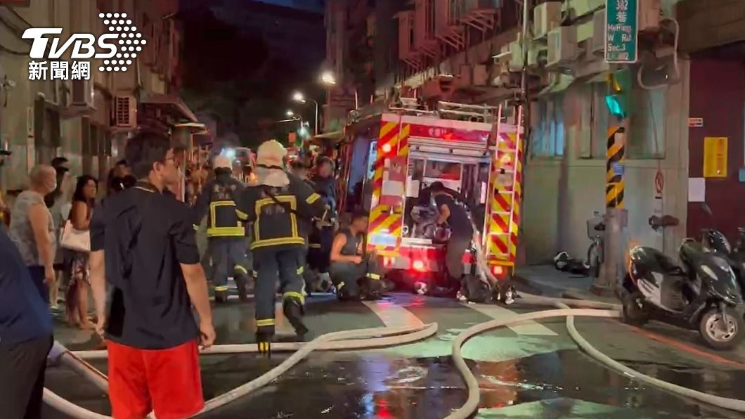 萬華區某大樓深夜傳出火警,大批警消到場灌救。(圖/TVBS)