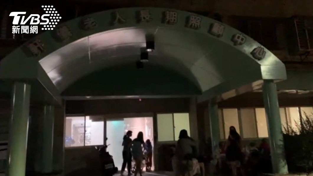 火場樓下就是長照中心,工作人員緊急疏散中心內的長者。(圖/TVBS)