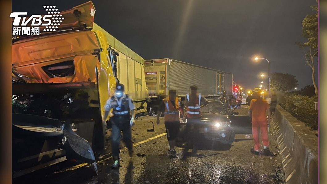 國1岡山段深夜死亡車禍！5車撞一團車頭全爛　貨車駕駛亡