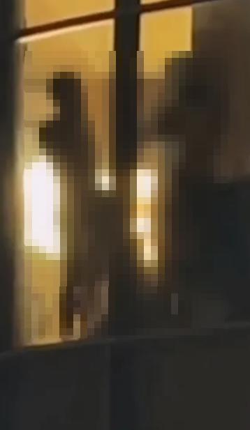 隨後另一名女子加入戰局。(圖/翻攝自畫面)