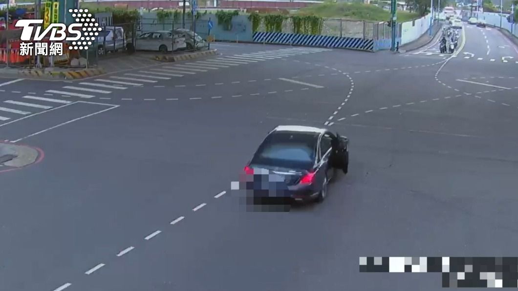 情侶在車上爆發口角，女子突開啟車門釀擦撞。（圖／TVBS）
