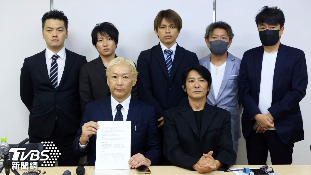 平本淳也（前排右）目前為傑尼斯性侵問題當事人協會的一員。（圖／達志影像美聯社）