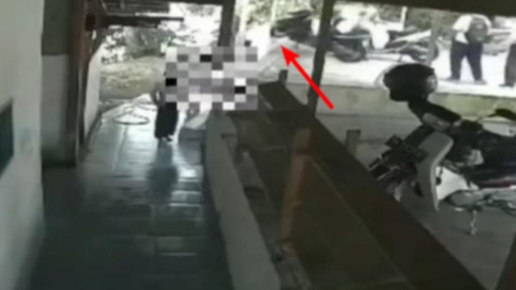 撞塌圍牆「活埋8歲童」!他慘死清真寺 遭印尼少年無照奪命
