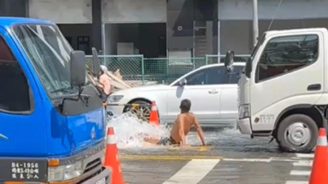 鳳松路一處道路施工的馬路竟然湧出噴泉,大量清水更造成附近路面出現嚴重積水。(圖/翻攝自記者爆料網)