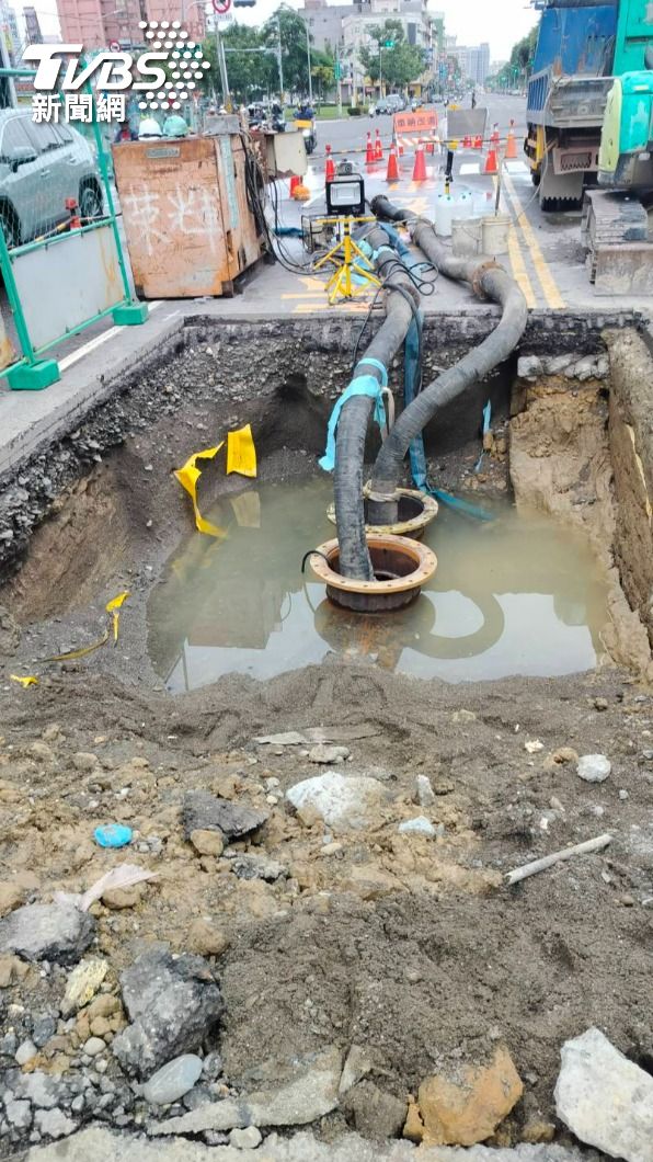 工務局道路挖掘管理中心表示,已要求管線公司及自來水公司整點回報修復進度。(圖/TVBS)