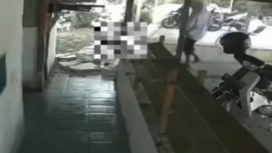 圍牆轟然倒塌將阿迪安死死壓住。(圖/翻攝自@video_tv63848 Twitter)