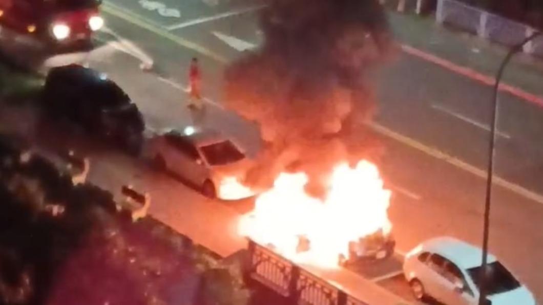 基隆深夜火燒車　火勢猛烈只剩車架