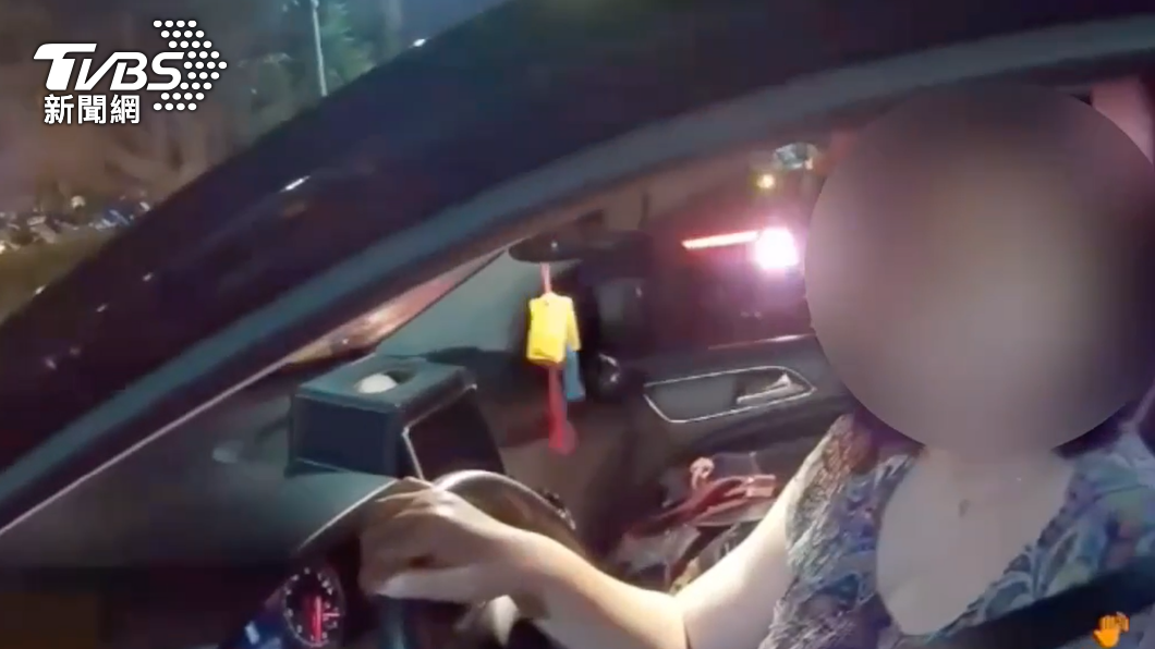 違停還拒給證件!台中賓士婦不雅句辱警 怒嗆:臭要飯的