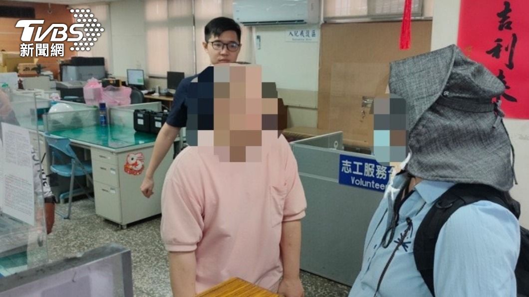 員警幫助唐氏症患者找到媽媽。(圖/TVBS)