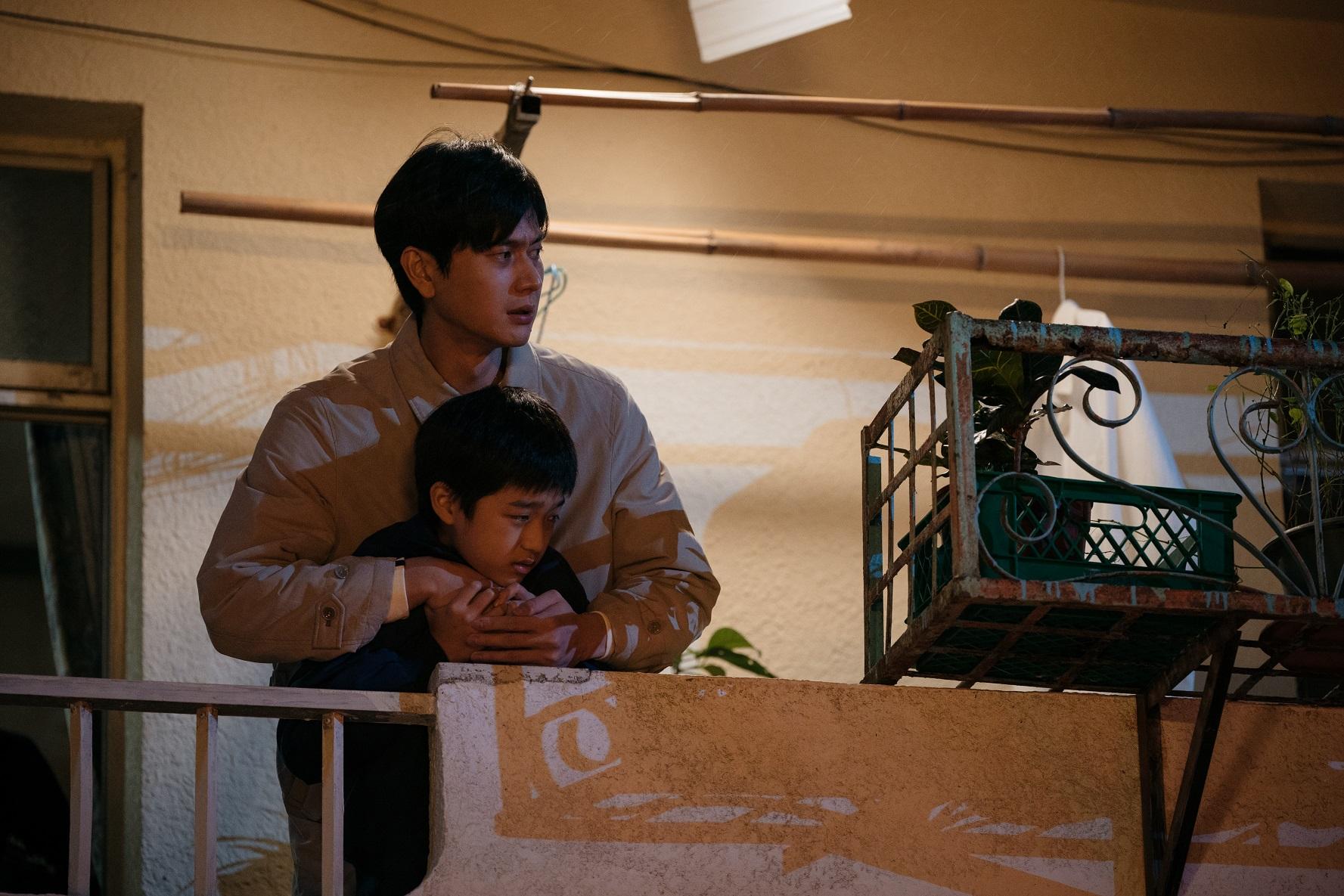 劉冠廷(後)和白潤音在《老狐狸》懷抱買房子的共同夢想。(圖/華映提供)