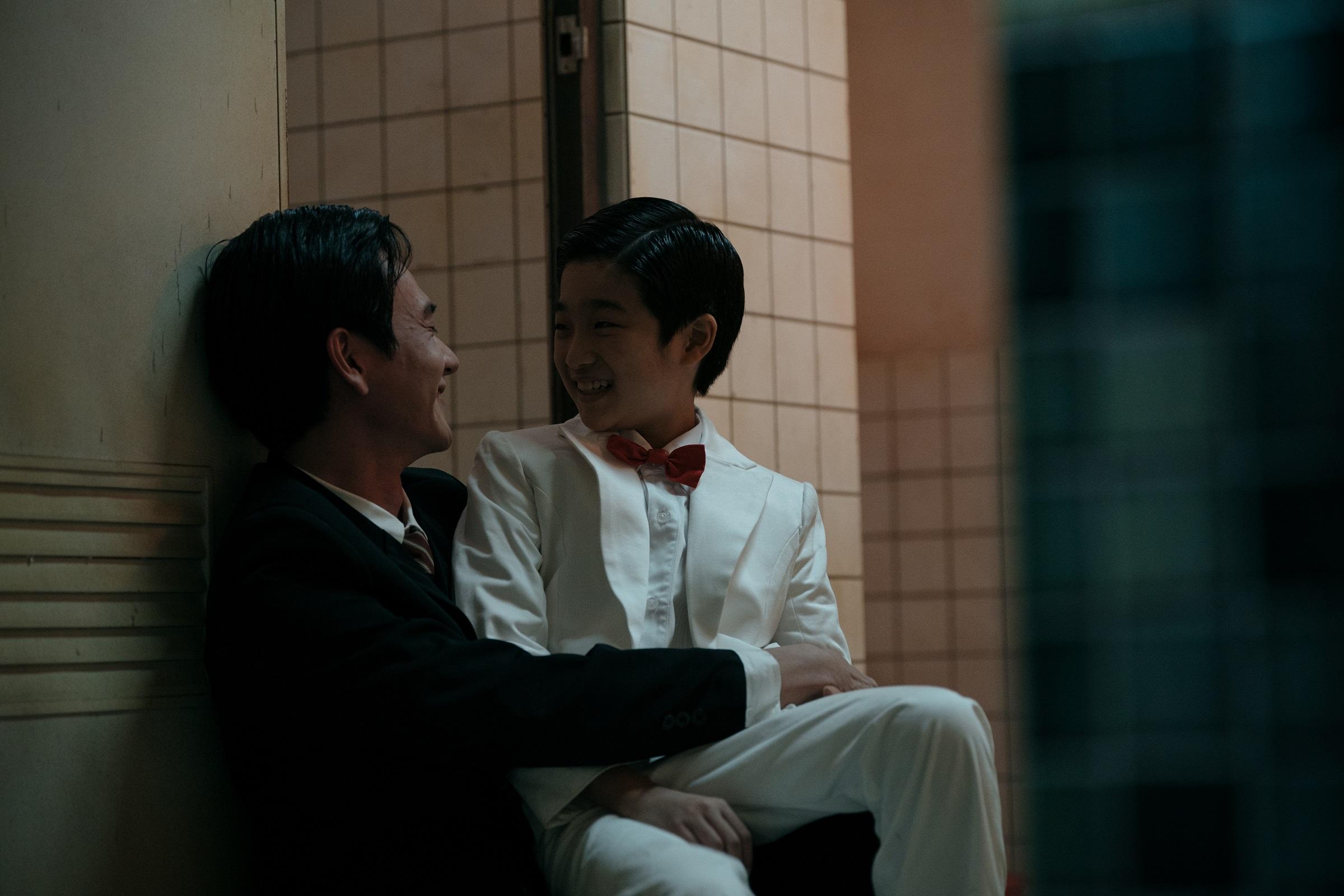 劉冠廷(左)和白潤音在《老狐狸》中是相依為命的父子。(圖/華映提供)