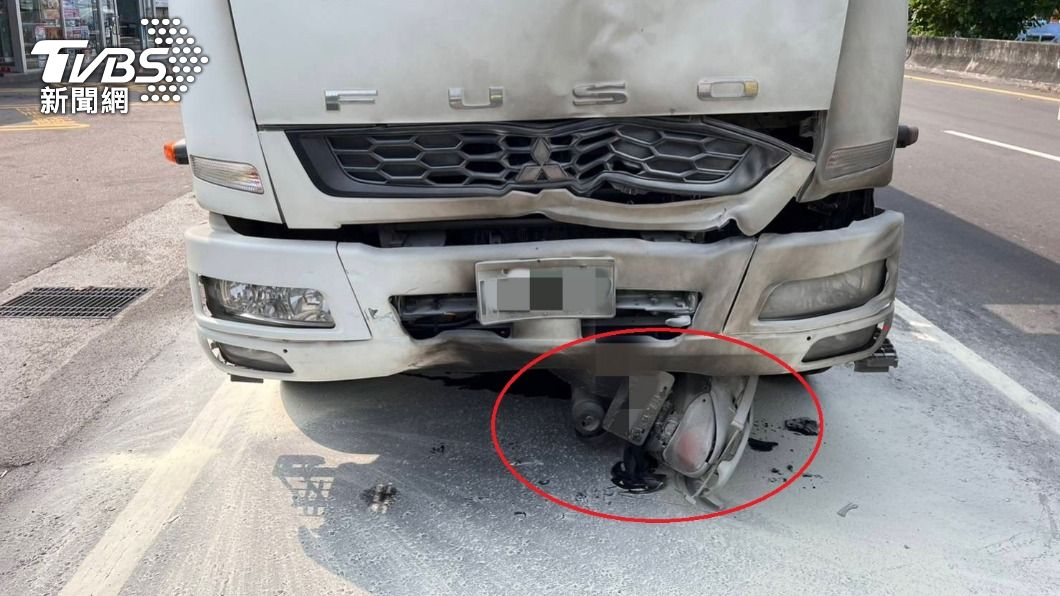 彰化翁疑闖紅燈過橋　下秒連人帶車捲大貨車底「擦出火花」身亡
