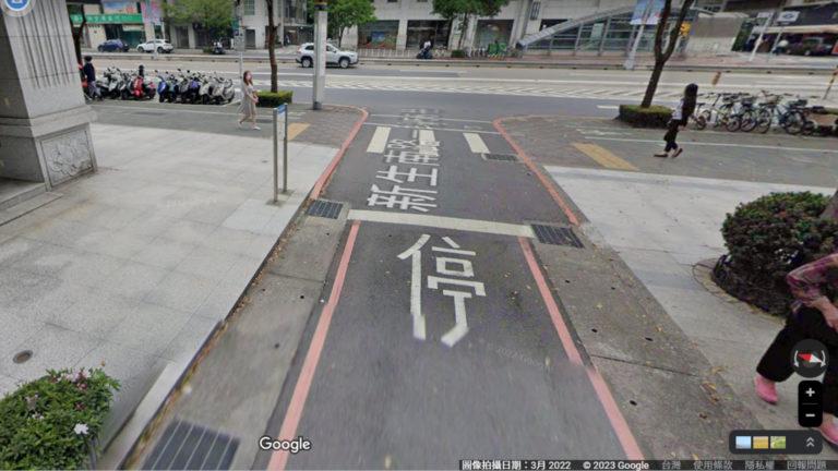 從巷弄駛入主線道必須確實停下來察看行人與來車。(圖/翻攝自Google Map)