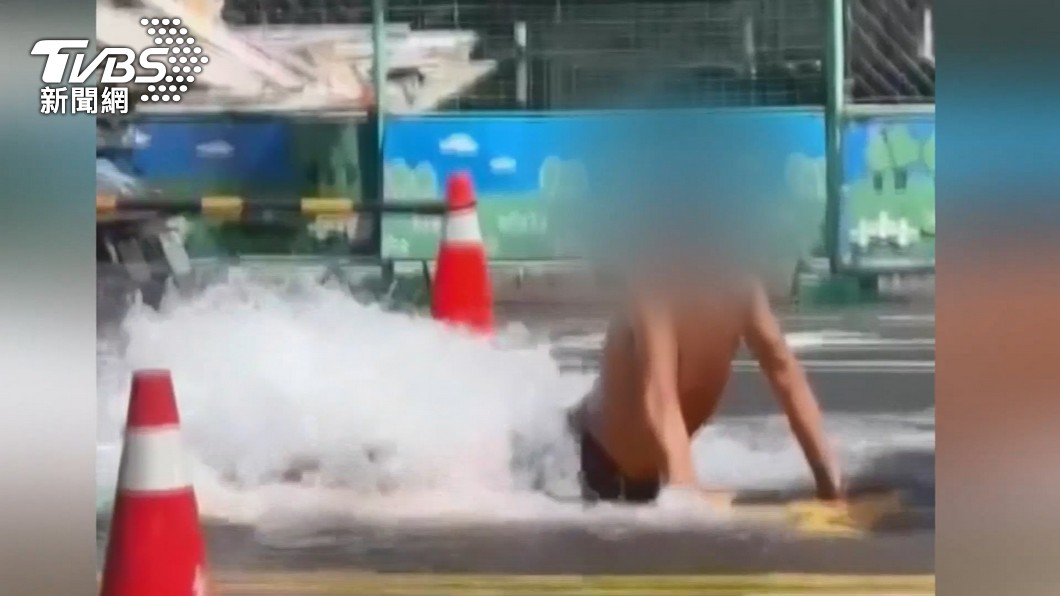 水管爆狂噴! 工人空閒時間就地SPA沖涼
