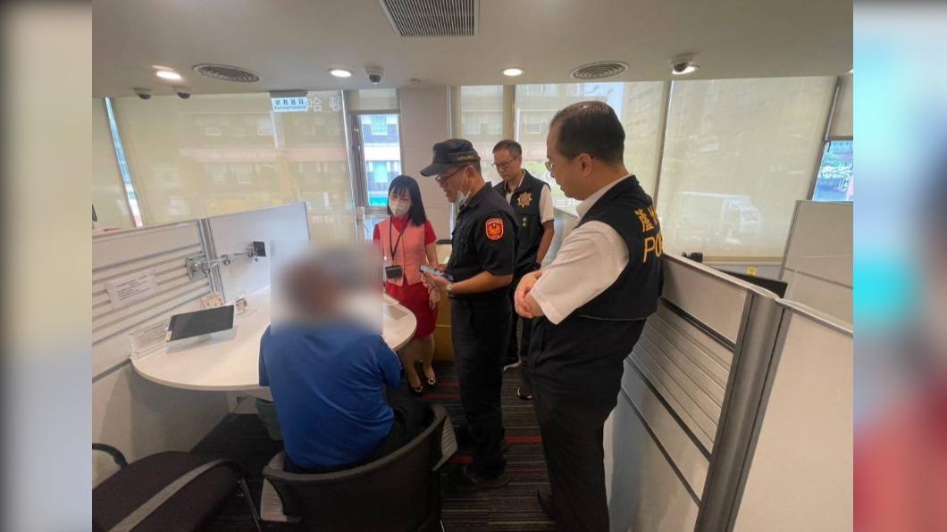 警方銀行宣導反詐 遇遭詐民眾及時攔阻