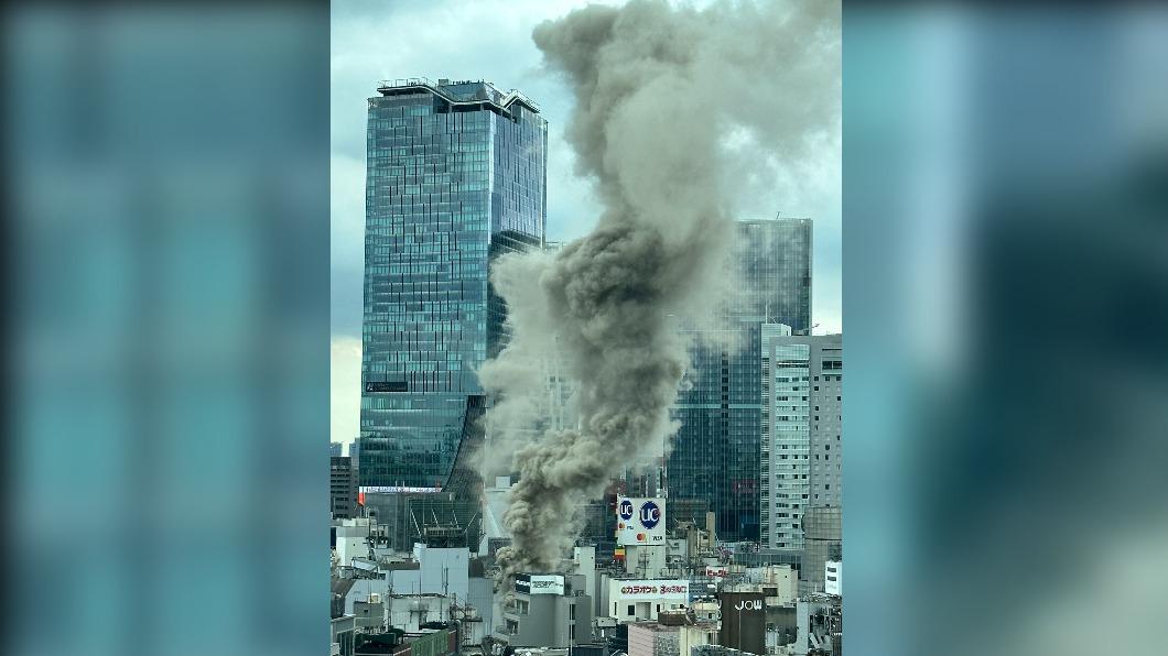 日媒報導,目前尚未傳出有人傷亡,建築物內所有人員軍成功逃生。(圖/翻攝自@kusukusu723推特)