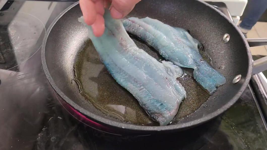 魚肉受熱後,可以看到藍色已經慢慢淡去,逐漸轉為白色。(圖/翻攝自The Lodge at Otter Cove臉書)