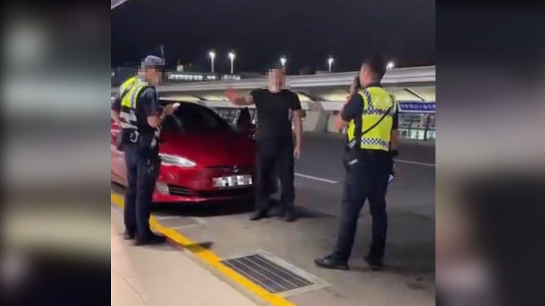 租賃車駕駛不滿被針對開單,爆氣嗆警。(圖/翻攝自爆廢公社)