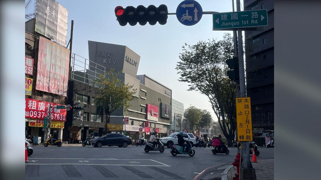 原本設有左轉專用車道 的7處路口,自今年2月1日起全部禁止左轉。(圖/高雄美食地圖)