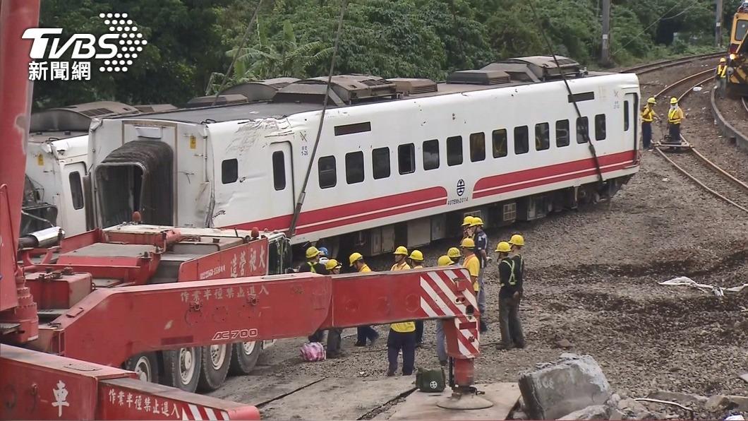 普悠瑪4年前嚴重出軌翻車意外。（圖／TVBS資料畫面）