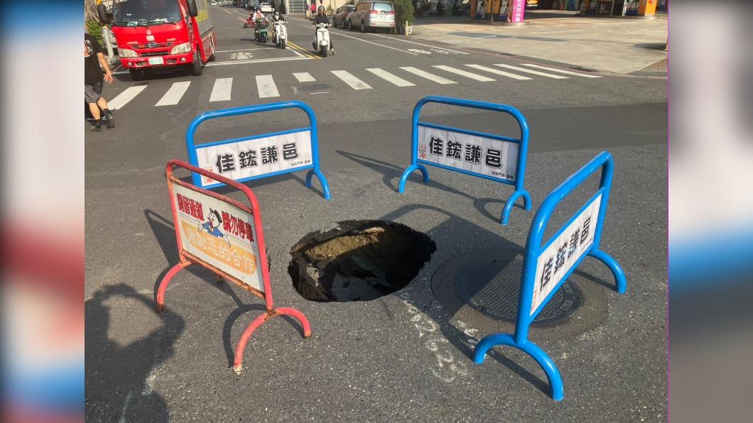 台南安平區育平、府平路口,下午3時突然出現寬1公尺、深1.5公尺的坑洞。(圖/翻攝畫面)