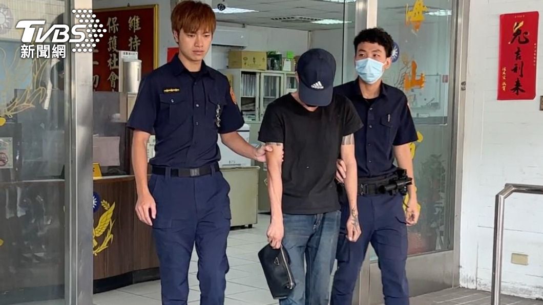李姓工人坦承對窗型式冷氣安裝不熟。（圖／TVBS資料畫面）